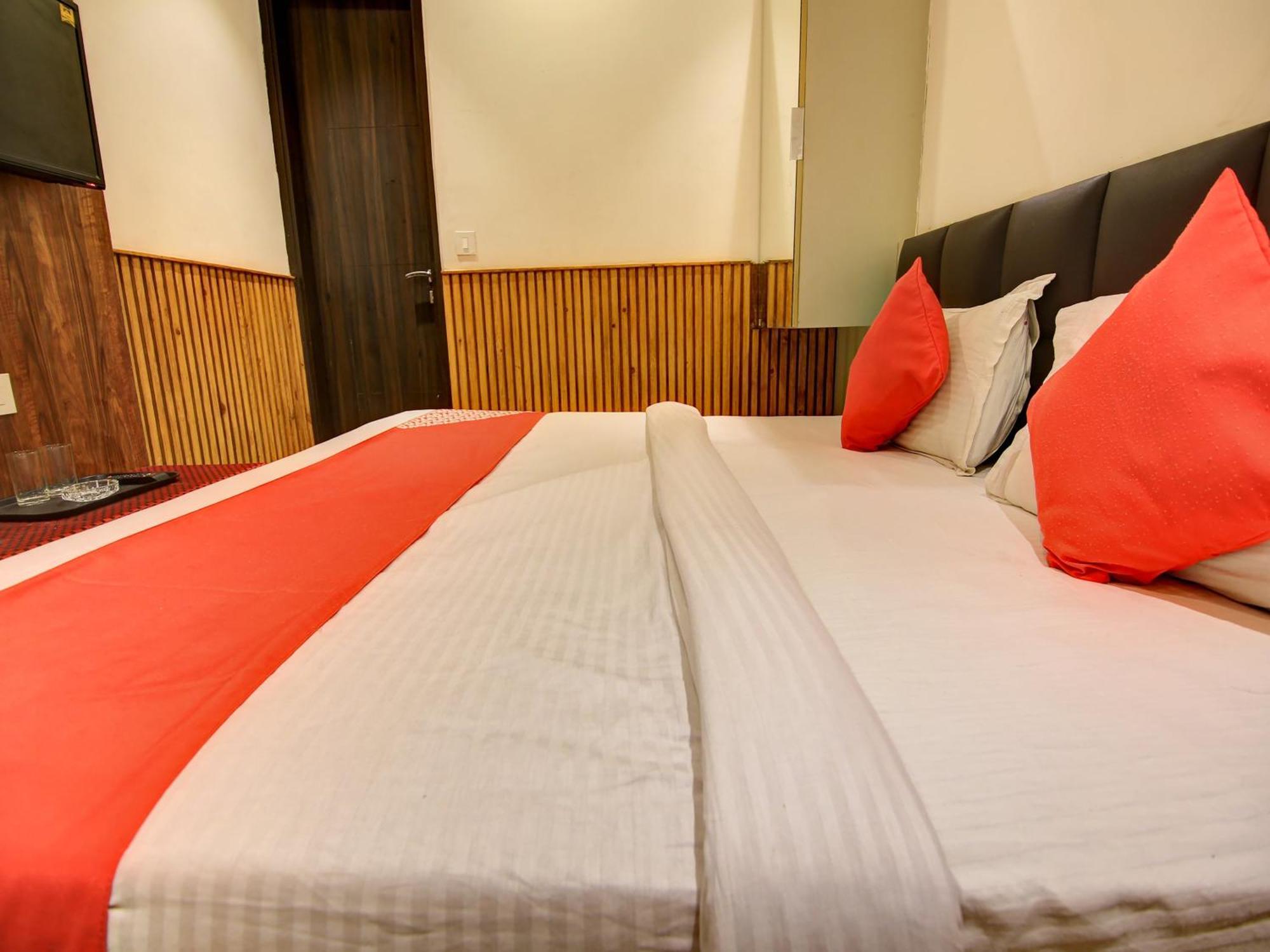 Hotel O Shri Sai Дели Экстерьер фото